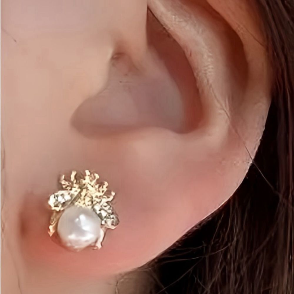 NWT Honey Bee Faux Pearl Stud Earrings